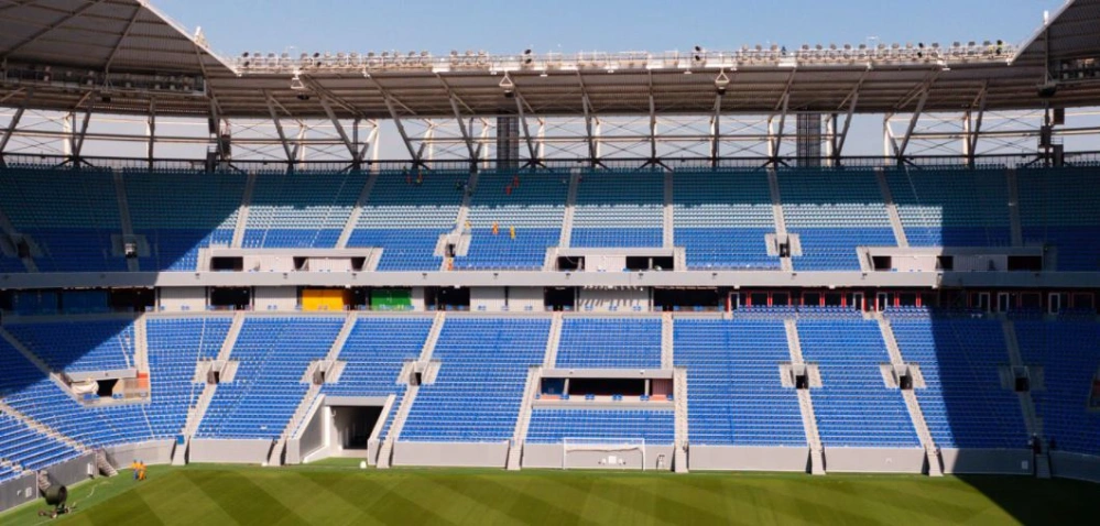 Interno dello stadio fatto di container in qatar