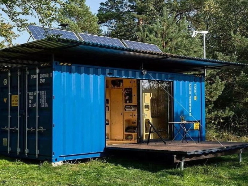 Container Abitativo autosufficiente arredato da 15 metri quadri posizionato in un bosco