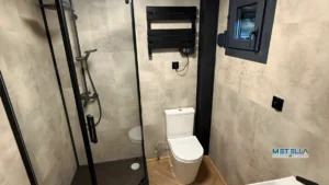 Bagno interno di container abitativo con soluzioni salvaspazio