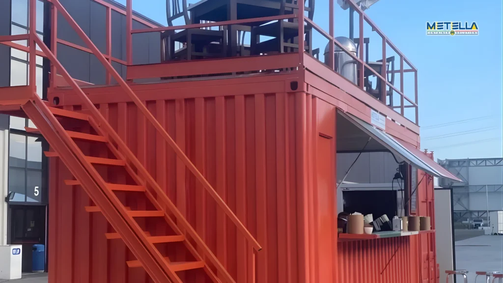 Chiosco bar modulare con scala esterna e struttura su più livelli