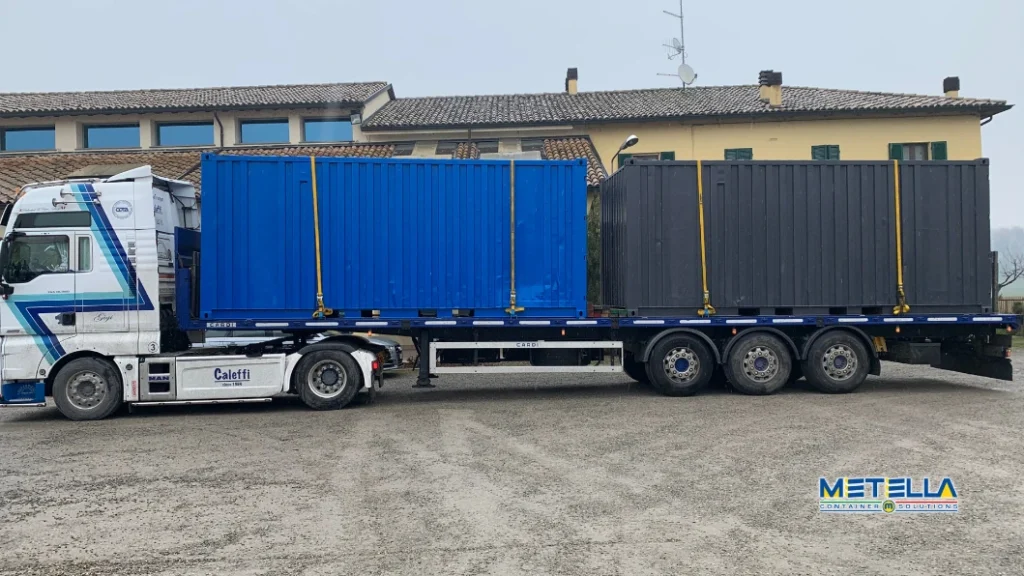 Modulo marittimo blu trasportato su rimorchio