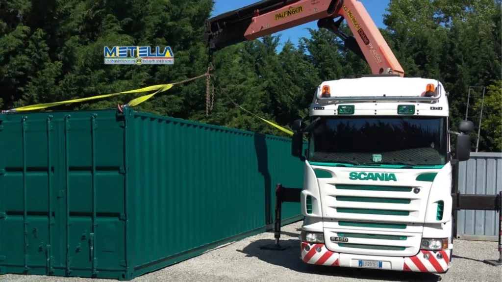 Trasporto di modulo marittimo tramite camion e gru