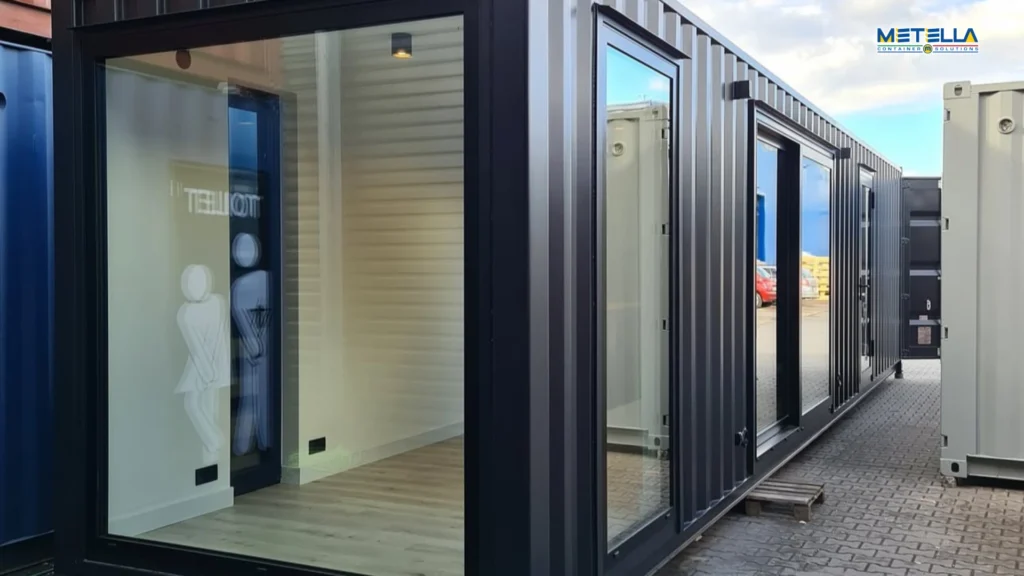 Ingresso di club house modulare con porta vetrata e spazio interno luminoso