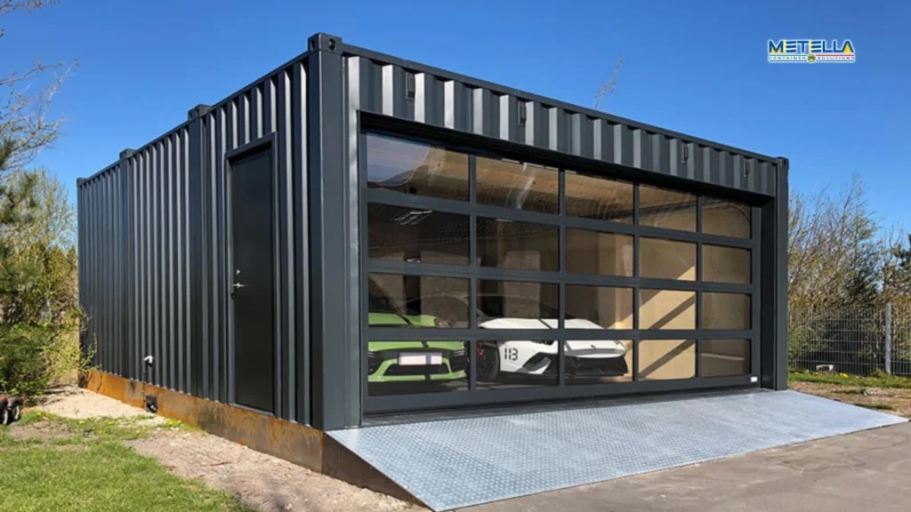 Garage modulare con chiusura vetrata e veicolo parcheggiato all’interno