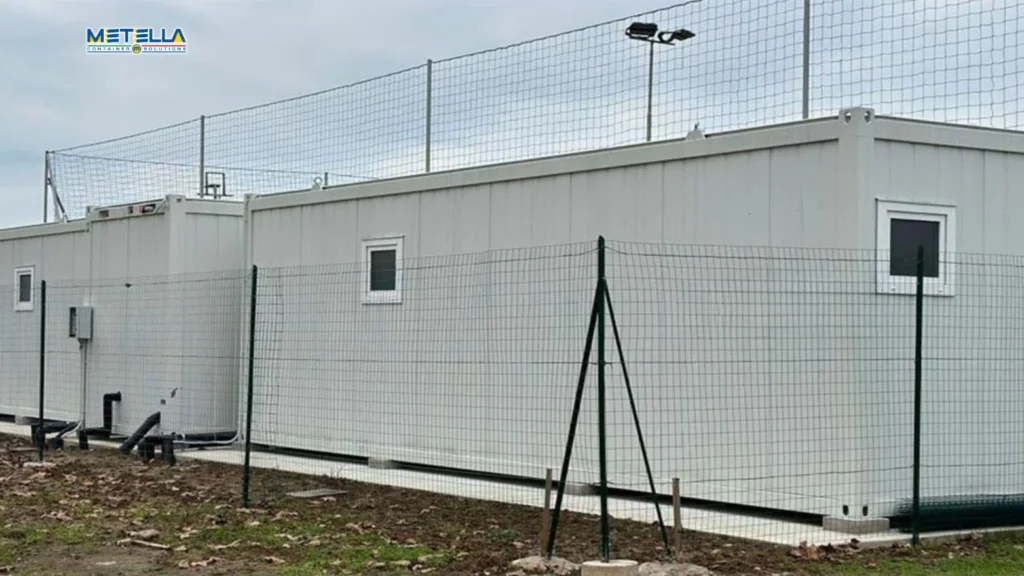 Modulo spogliatoio prefabbricato installato in area sportiva