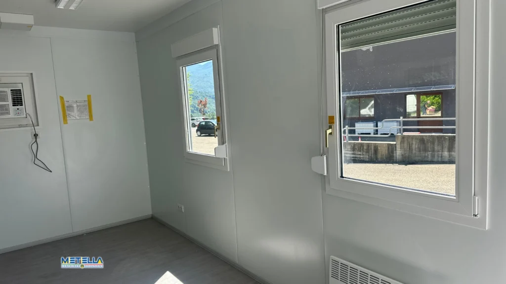 Interno di laboratorio modulare con finestre e illuminazione naturale