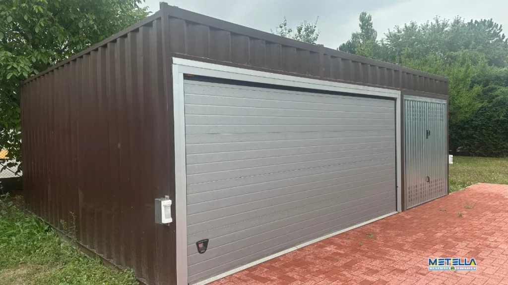 Modulo garage prefabbricato con serranda chiusa