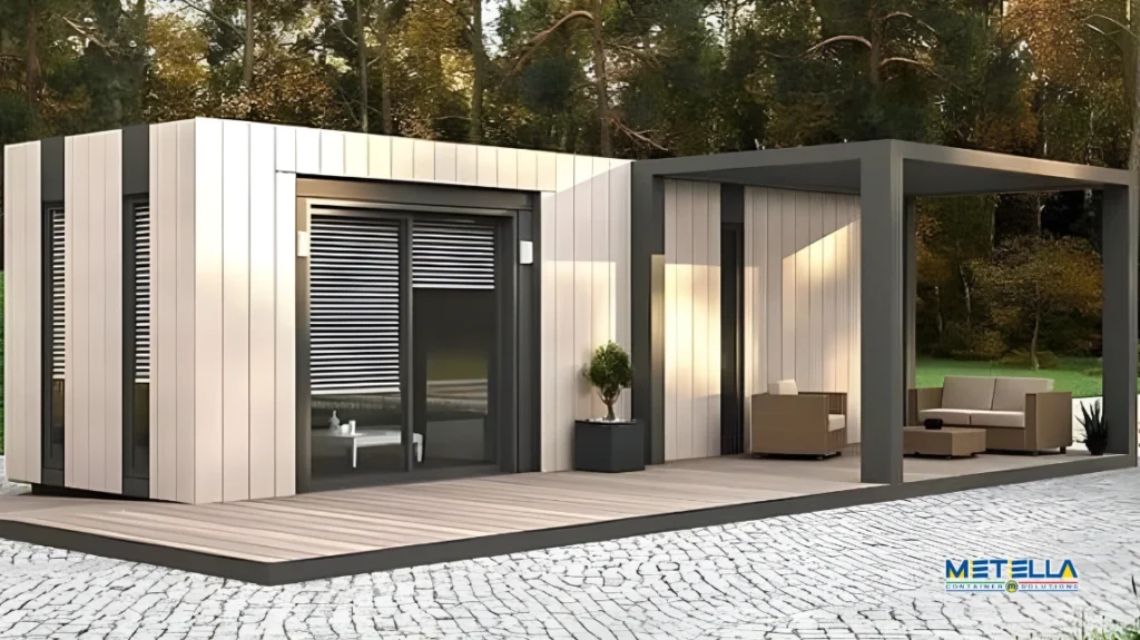 Casa Container da 30 metri quadri bianca, con veranda, finestre doppie e veranda.
