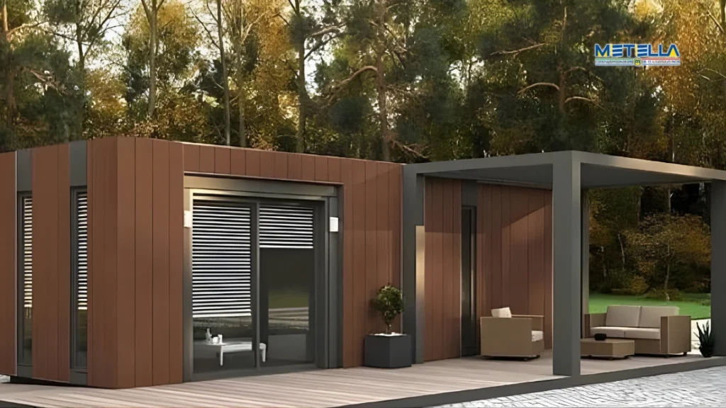 Casa Container da 30 metri quadri marrone, con veranda, finestre doppie e veranda.