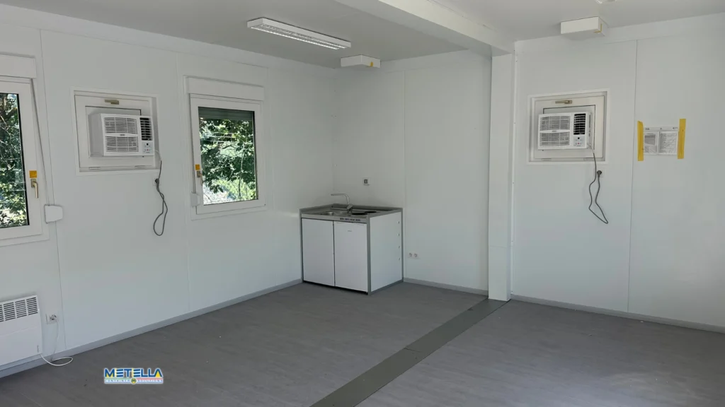 Interno di laboratorio modulare con area operativa e superfici lavabili