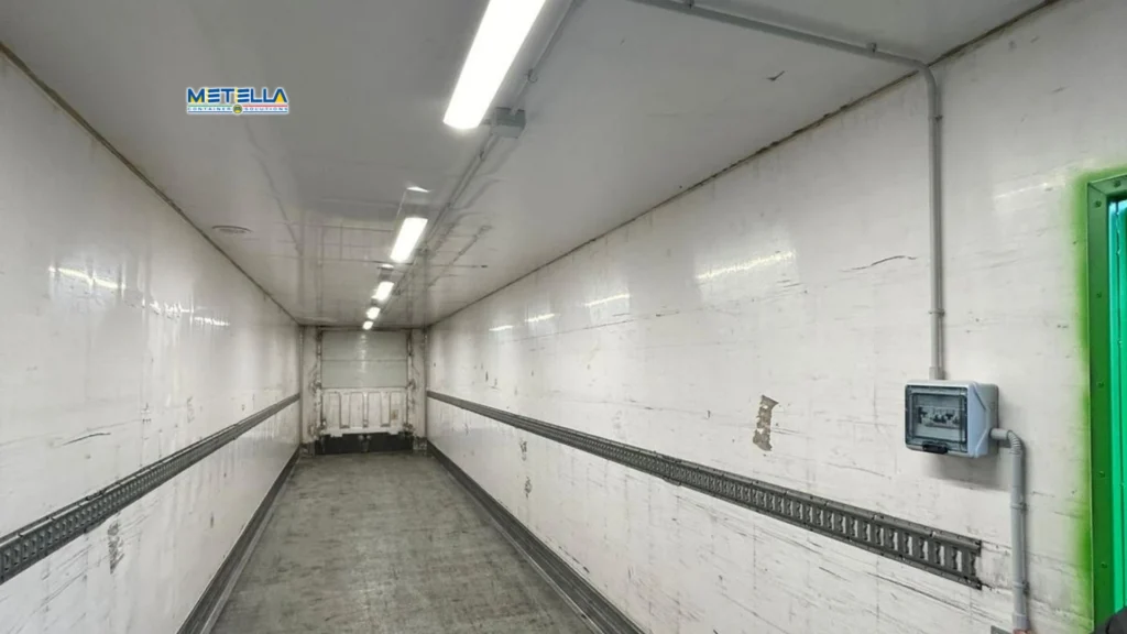 Interno di modulo coibentato con illuminazione e rivestimenti lavabili