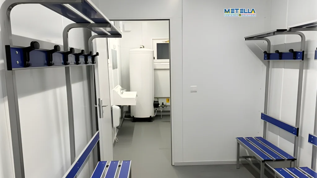 Interno di modulo spogliatoio con docce e servizi igienici