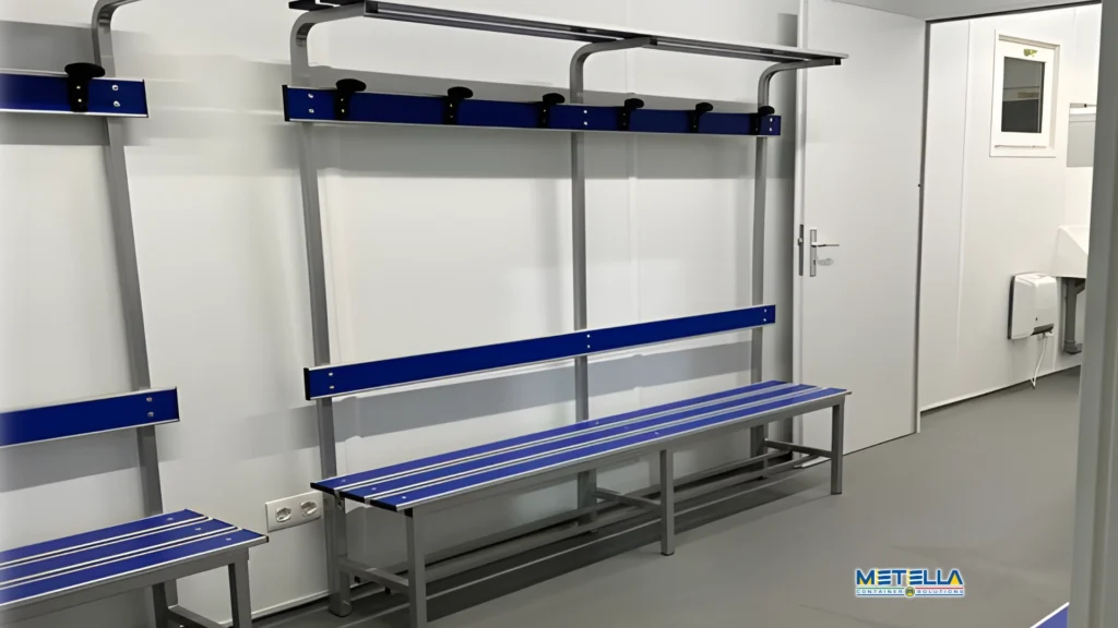 Dettaglio panche e appendiabiti all’interno di modulo spogliatoio