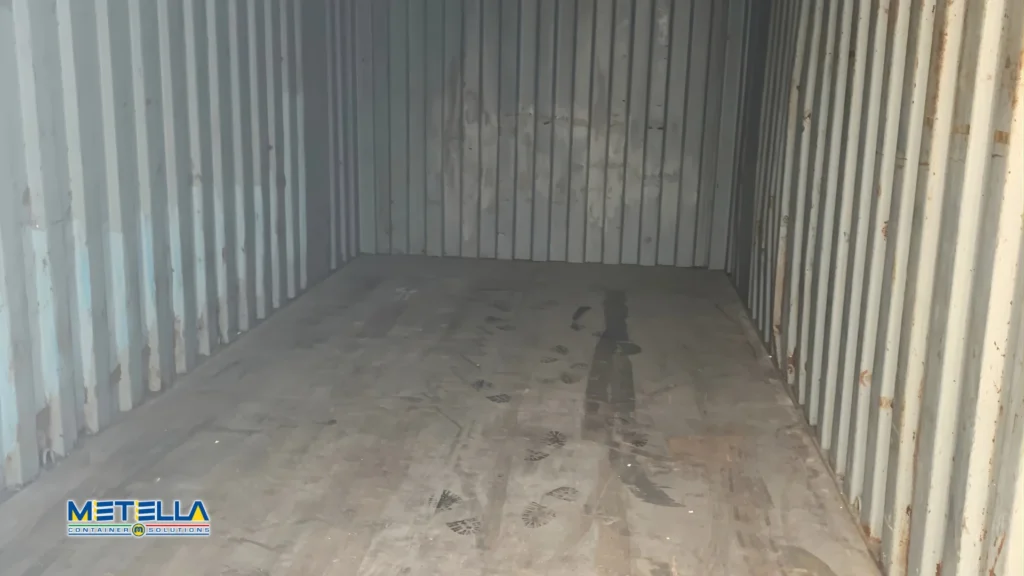 Interno di modulo marittimo vuoto per stoccaggio merci