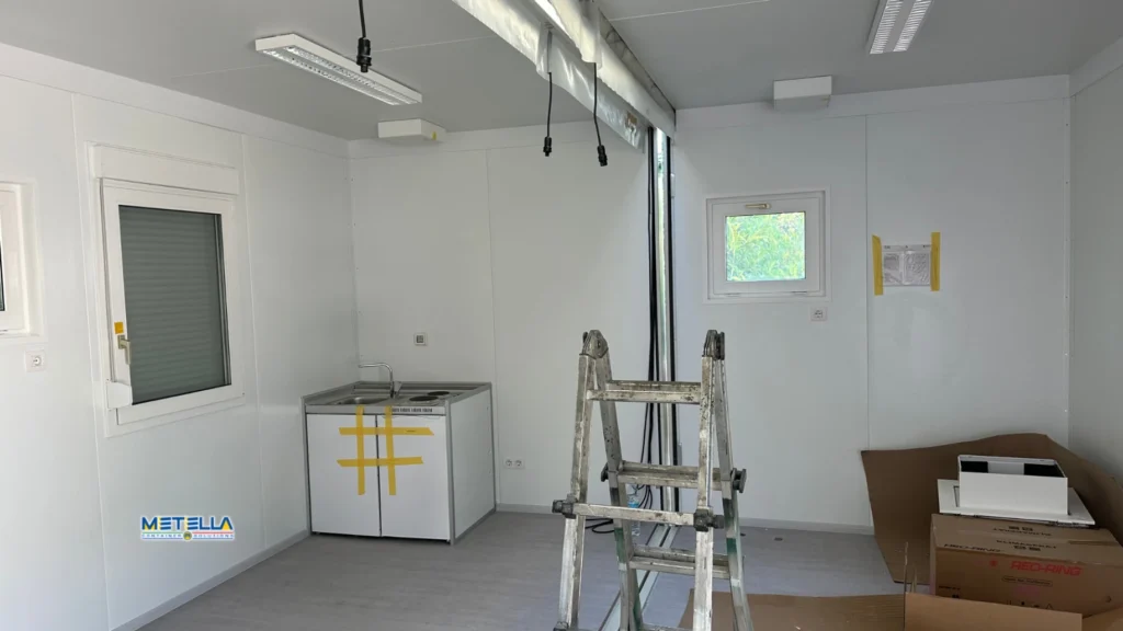 Interno di laboratorio modulare con postazione di lavoro e lavello