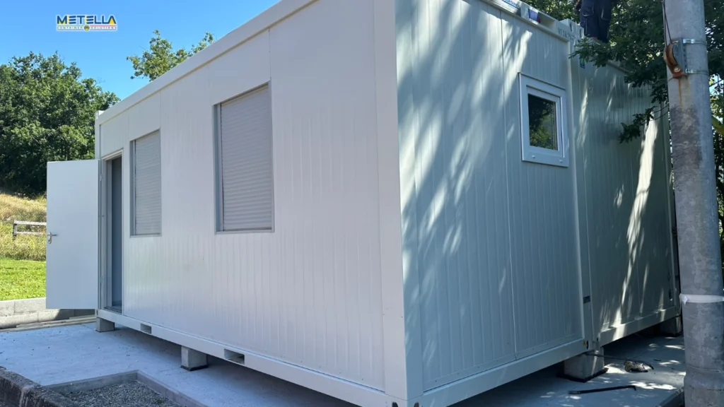 Modulo laboratorio prefabbricato con finestra laterale installato all’esterno