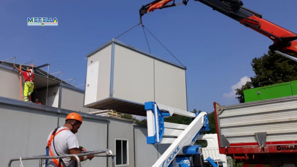 Posizionamento di modulo coibentato tramite gru durante l’installazione