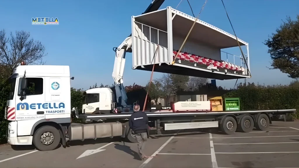 Tribuna modulare prefabbricata pronta per la consegna a un cliente