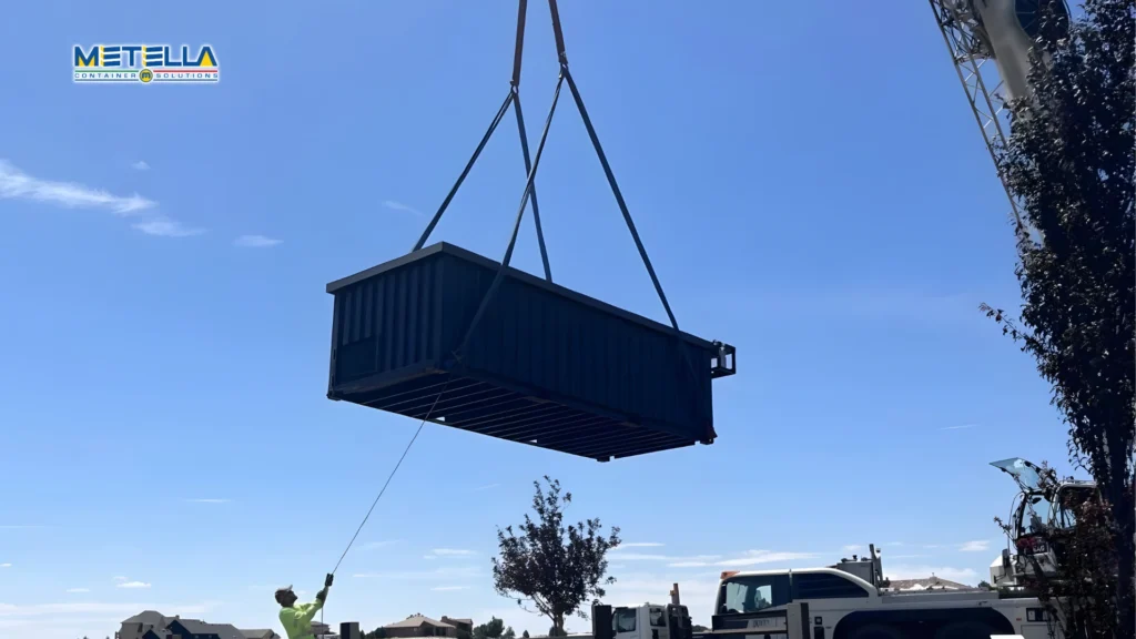 Sollevamento di piscina container con gru durante fase di installazione