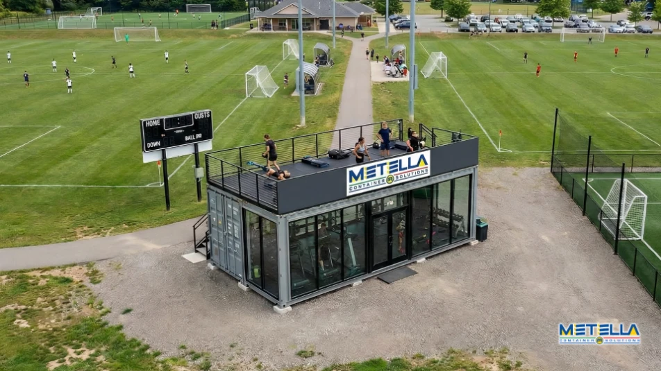 Vista dall’alto di palestra modulare realizzata con container in area sportiva all’aperto