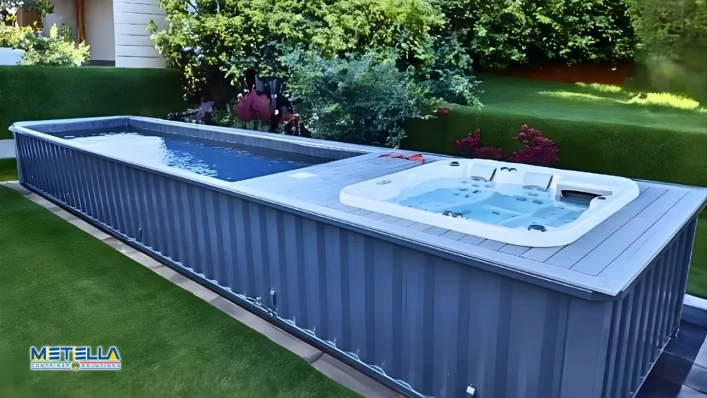 Piscina container installata su prato con struttura in acciaio