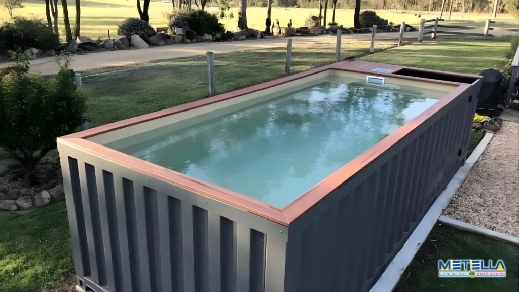 Piscina container rettangolare inserita in spazio esterno privato