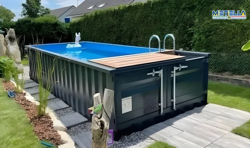 Piscina container con scala e impianti visibili per accesso all’acqua