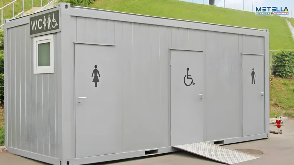 Modulo bagno esterno con accesso separato e segnaletica uomo e disabile