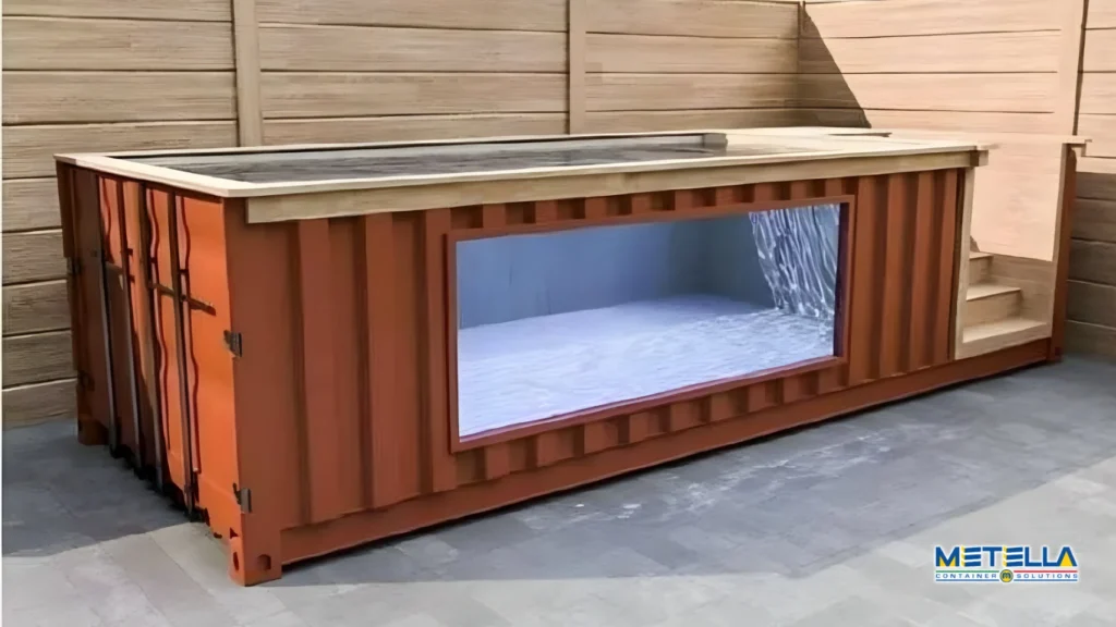 Dettaglio laterale di piscina container con finestra panoramica