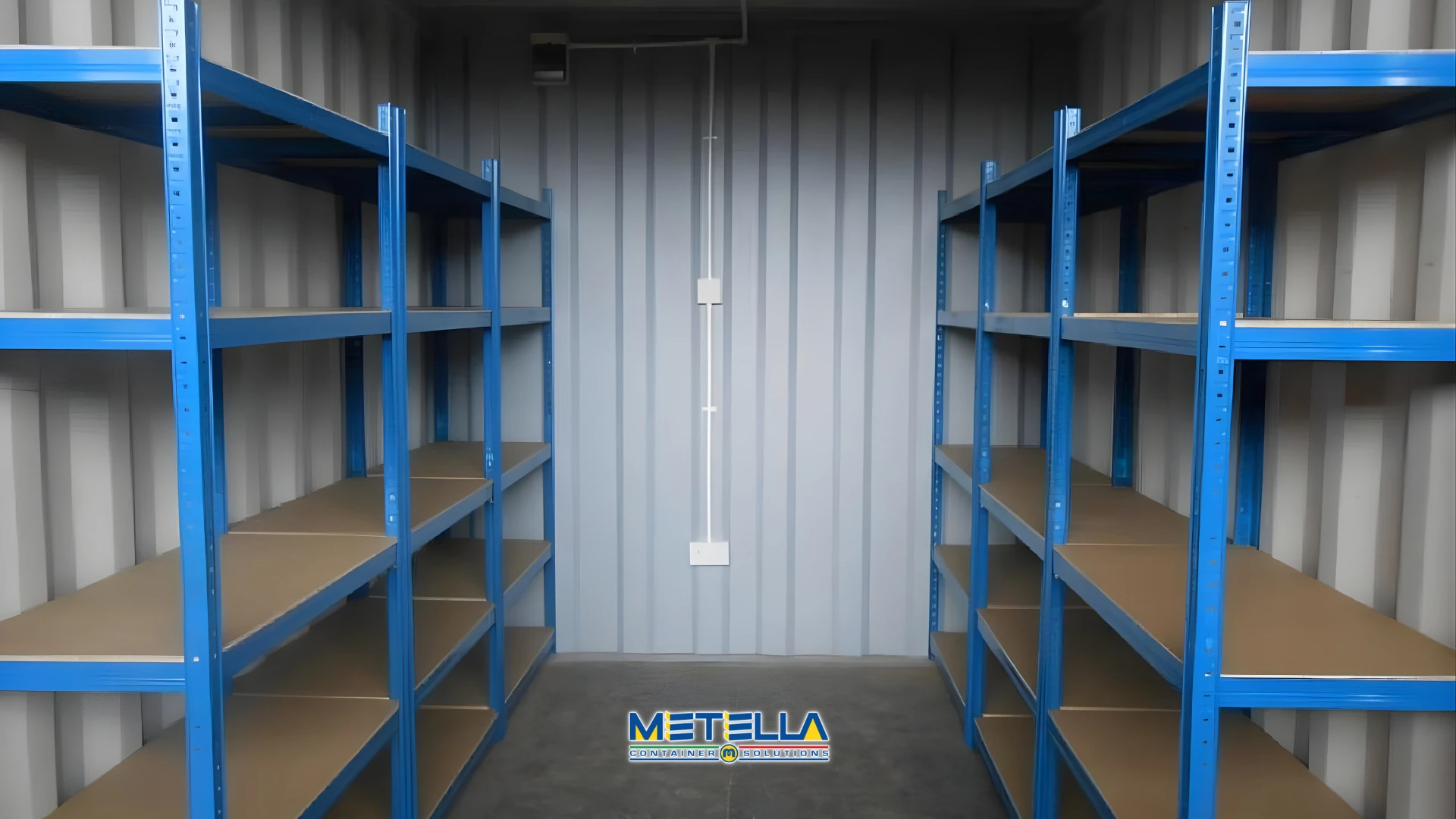 Interno di modulo self storage con scaffalature per organizzazione dei materiali