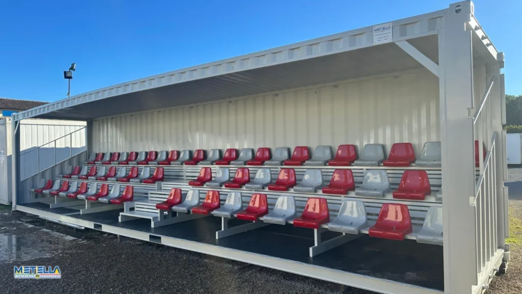 Tribuna modulare con sedute rosse e bianche per impianti sportivi