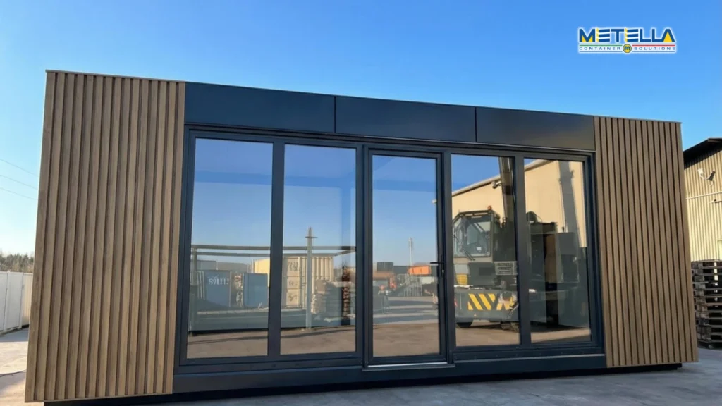 Ufficio modulare con facciata vetrata per spazio di lavoro luminoso