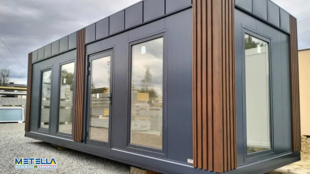 Ufficio modulare prefabbricato con ampie vetrate e rivestimento esterno moderno