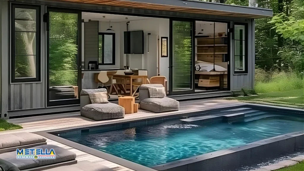 Piscina container accanto a modulo abitativo con area relax