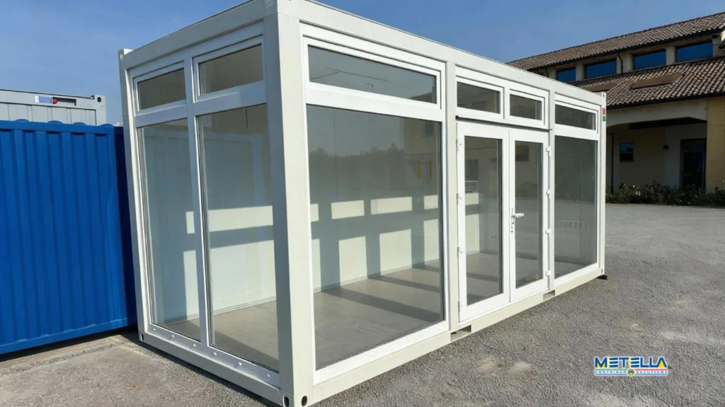 Modulo vetrato con finitura chiara e grandi superfici in vetro