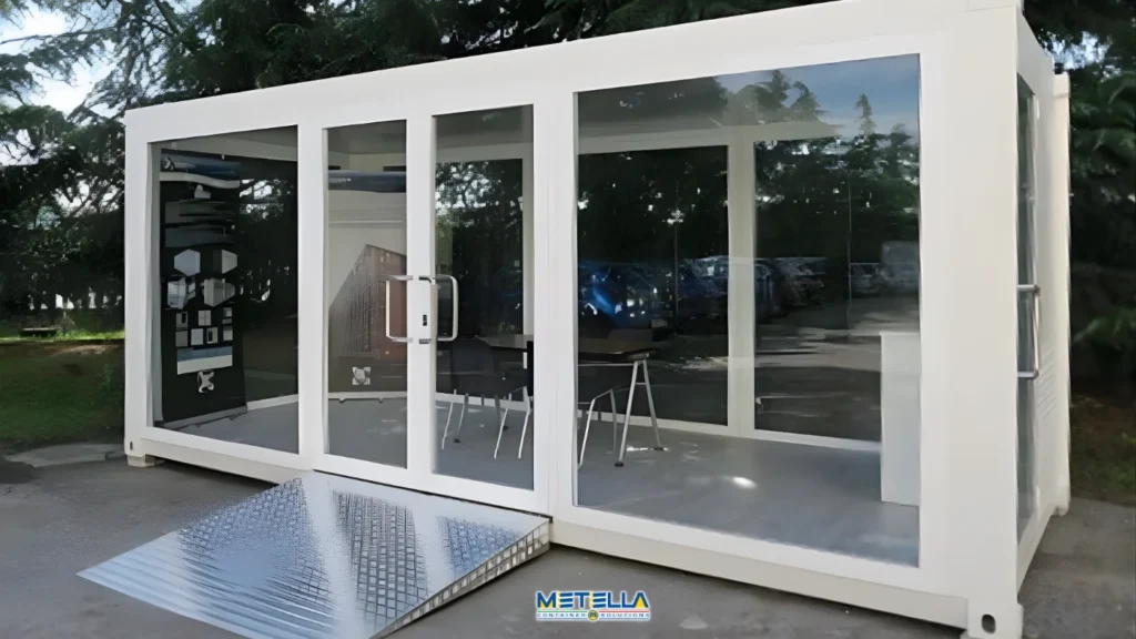 Modulo vetrato con ingresso frontale e ampie superfici trasparenti