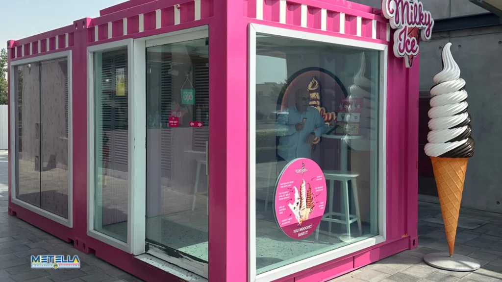 Modulo vetrato utilizzato come spazio commerciale con vetrine