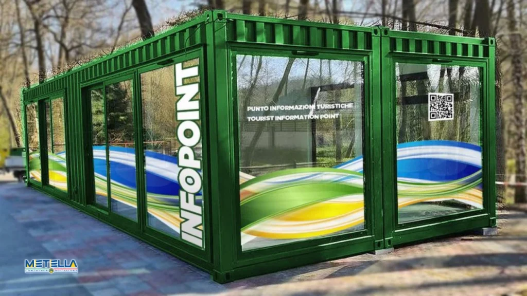 Modulo vetrato colorato installato come punto informativo