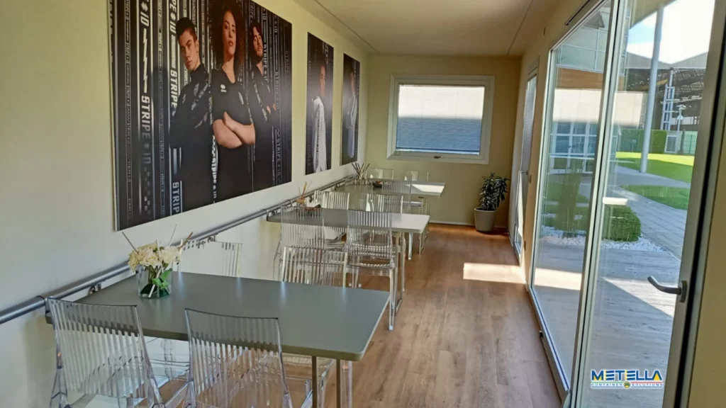 Modulo vetrato allestito come spazio espositivo con arredi