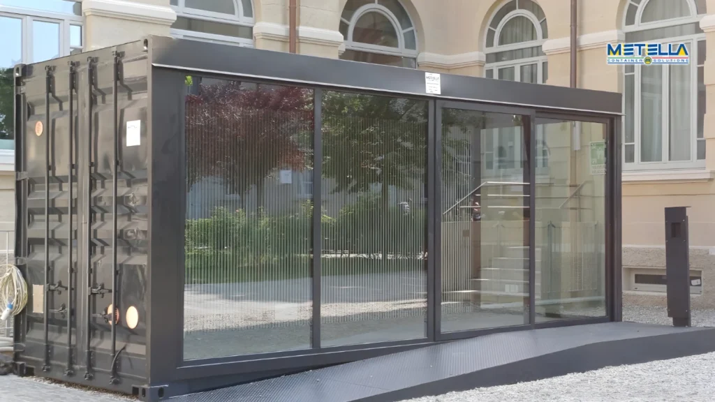 Dettaglio di facciata vetrata su modulo prefabbricato