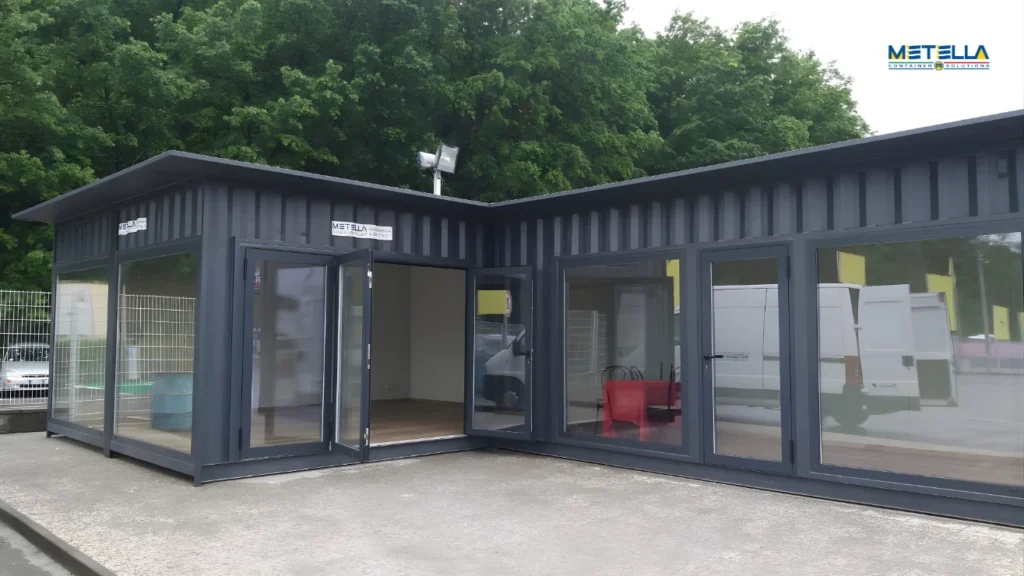 Modulo vetrato installato in area esterna con pareti trasparenti