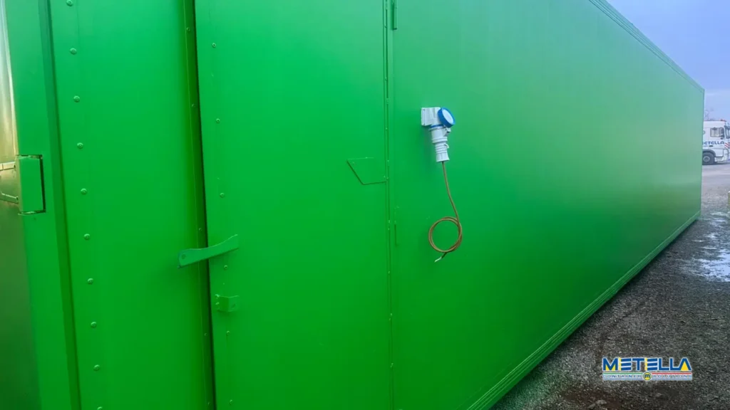 container coibentato verde con attacco esterno per la corrente