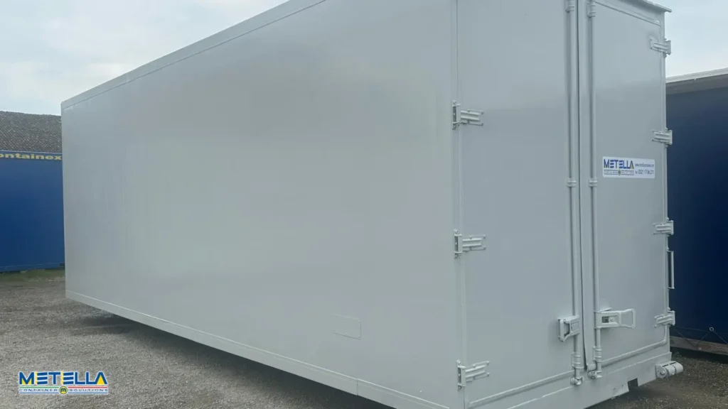 container coibentato bianco con porta di apertura classica a due ante sul lato corto