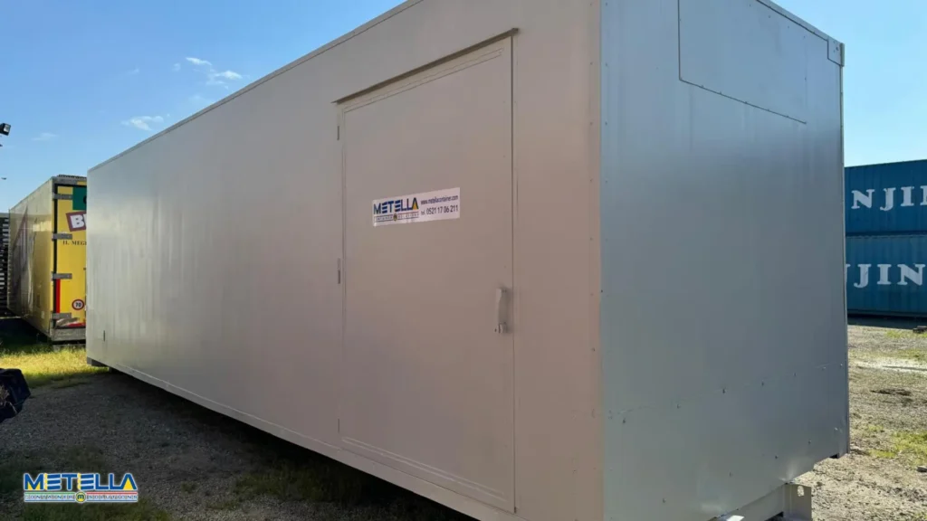 container coibentato bianco logato con porta di entrata sul lato lungo