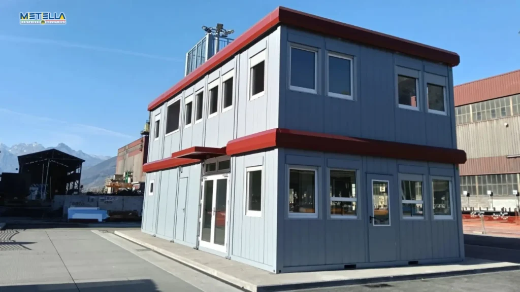 Studentanto con uscita di emergenza sul retro e pareti con numerose finestre per luce naturale