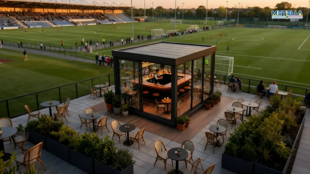 Dehors posato su una terrazza all'interno di un centro sportivo con bancone interno e sedute esterne con vista sui campi di calcio