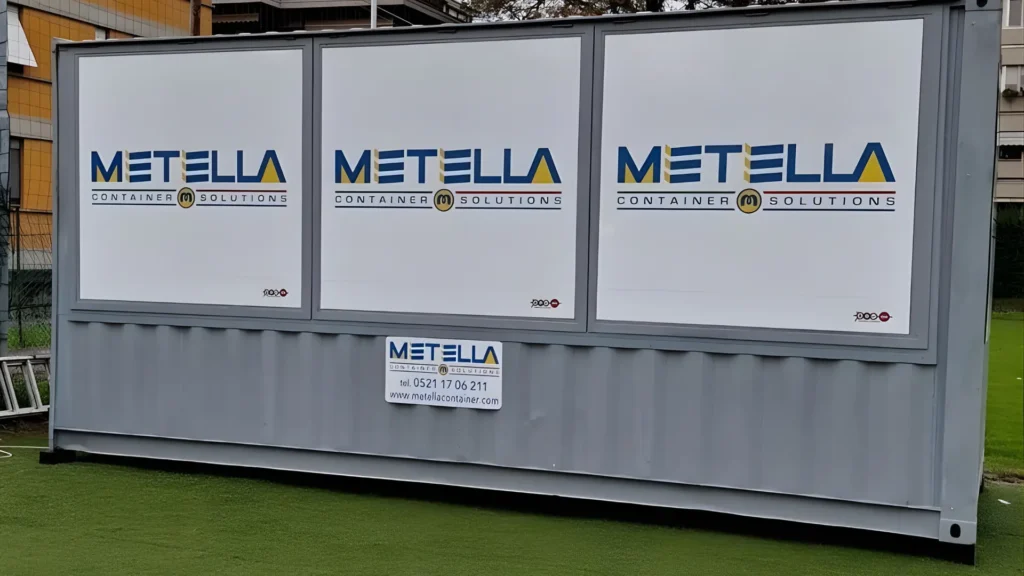 Biglietteria chiusa esternamente con pannelli alzabili e abbassabili per mantenere la sicurezza interna una volta cessata l'attività di vendita