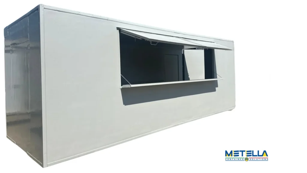 Chiosco bar coibentato con apertura frontale, doppia apertura sul lato con portelloni stile container e porta pedonale sul lato lungo, dotato di coibentazione e impianto elettrico