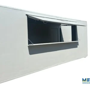 Chiosco bar coibentato con apertura frontale, doppia apertura sul lato con portelloni stile container e porta pedonale sul lato lungo, dotato di coibentazione e impianto elettrico