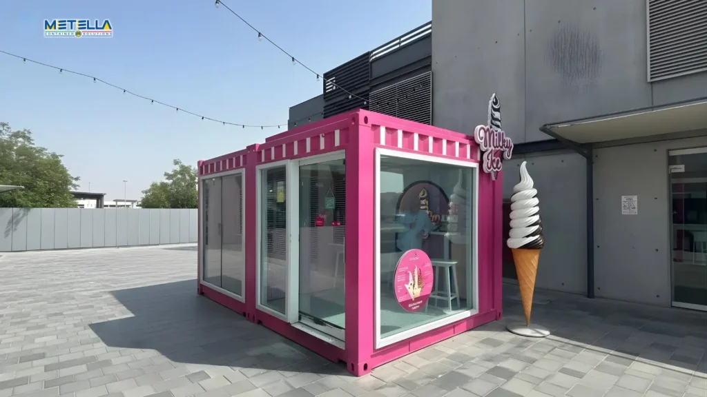 Gelateria a Dubai con due lati finestrati, brandizzata con logo e cono gelato